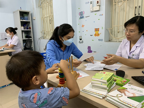 Vương Não Khang vui tết Trung Thu 2022 cùng các bé tại Bệnh Viện Nhi TW